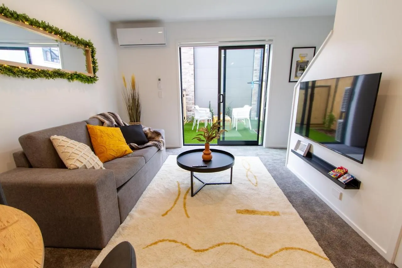 Glamorous 2 Bed Cbd Townhouse W/King Bed contacts